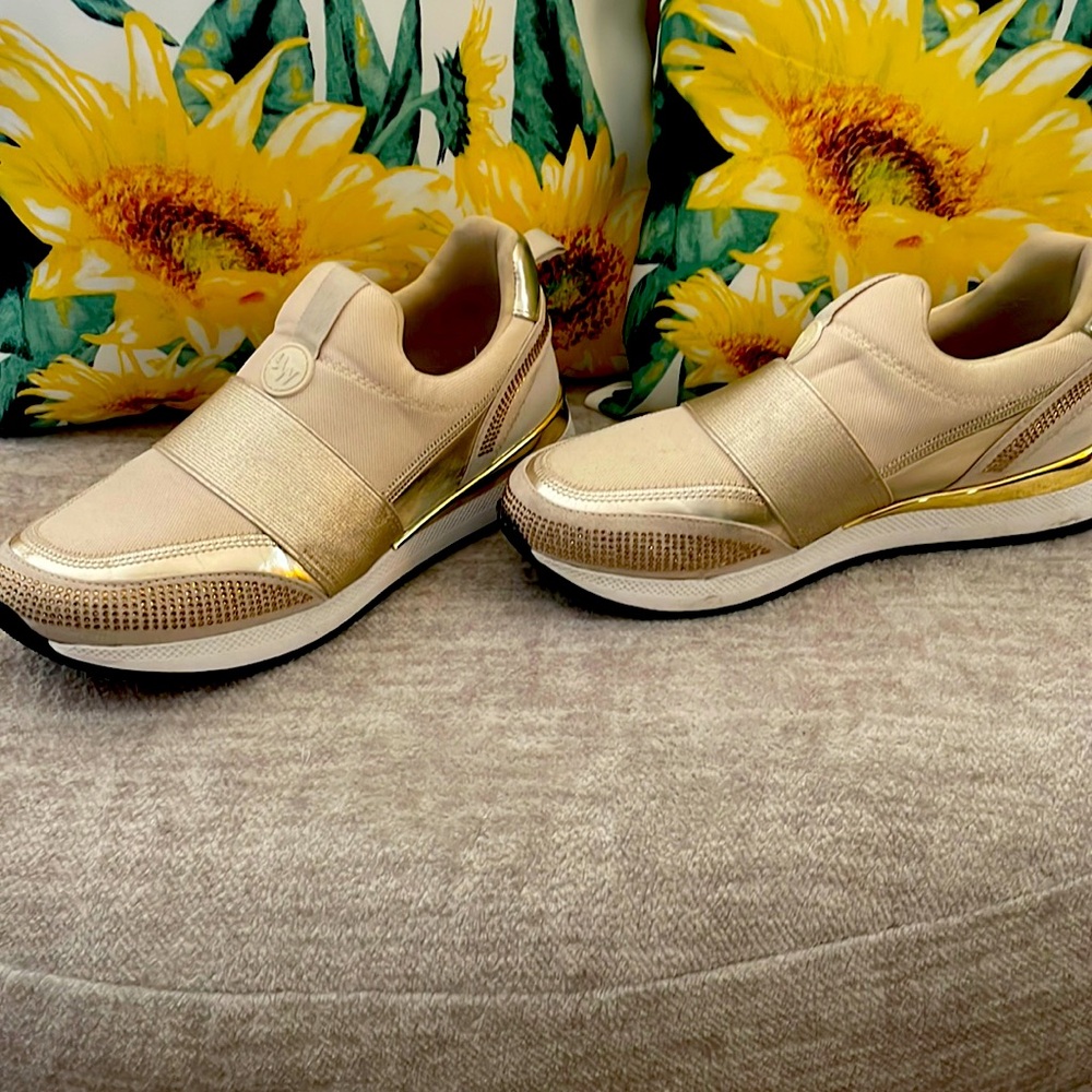 Cream and gold Nine West casual  sneaker. Great look with jeans or sports wear.